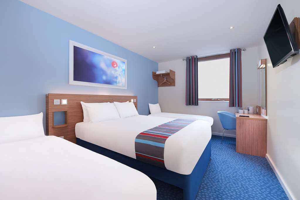 Travelodge Aberdeen Airport Room photo